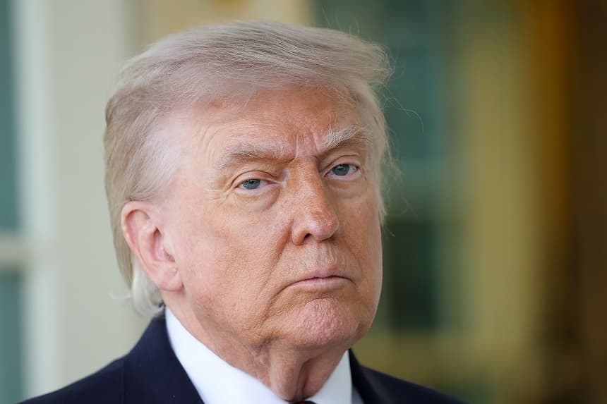 El presidente de Estados Unidos, Donald Trump, habla con la prensa durante un acto celebrado frente al Despacho Oval de la Casa Blanca el 13 de abril de 2026 en Washington, D.C. (Win McNamee/Getty Images)