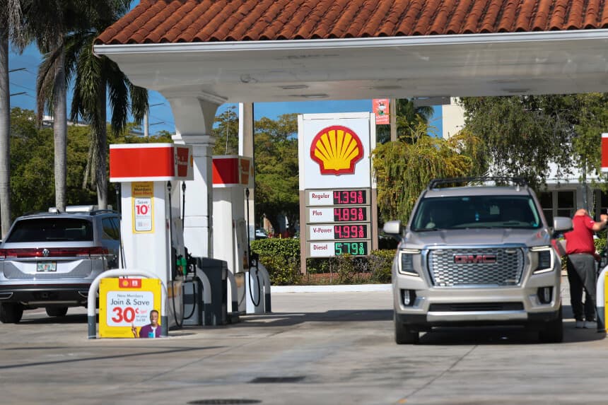 Los precios del combustible se muestran en un cartel mientras los clientes repostan sus vehículos en una gasolinera, en Miami, Florida, el 13 de abril de 2026. (Joe Raedle/Getty Images)