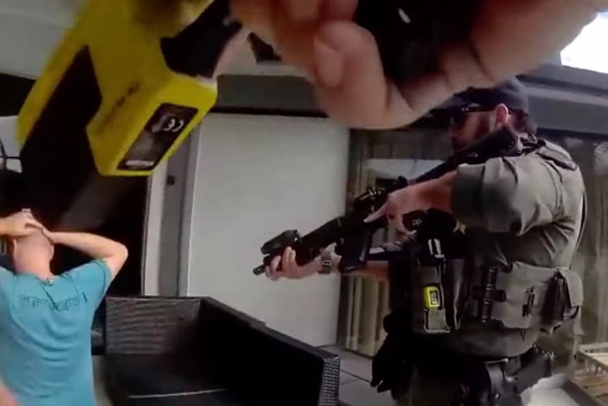 Agentes del sheriff arrestan a Kevin Cichowski en Palm Coast, Florida, el 10 de abril de 2026. (Departamento del Sheriff del Condado de Flagler)