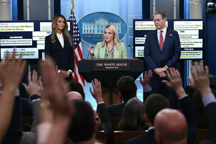 La secretaria de prensa de la Casa Blanca, Karoline Leavitt, interviene durante una conferencia de prensa junto al secretario del Tesoro de EE. UU., Scott Bessent, y la administradora de la Administración de Pequeñas Empresas, Kelly Loeffler, en la Sala de Prensa Brady de la Casa Blanca, en Washington, D. C., el 15 de abril de 2026. (Brendan SMIALOWSKI / AFP vía Getty Images).