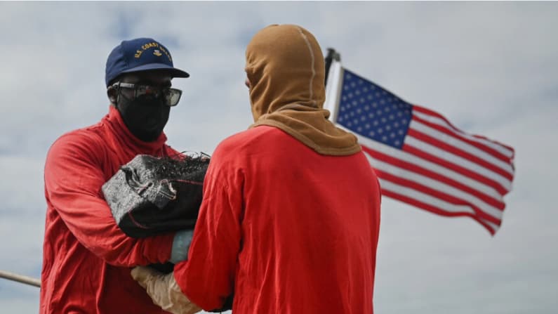Guardia Costera descarga cocaína incautada por valor de USD 28 millones en Miami Beach
