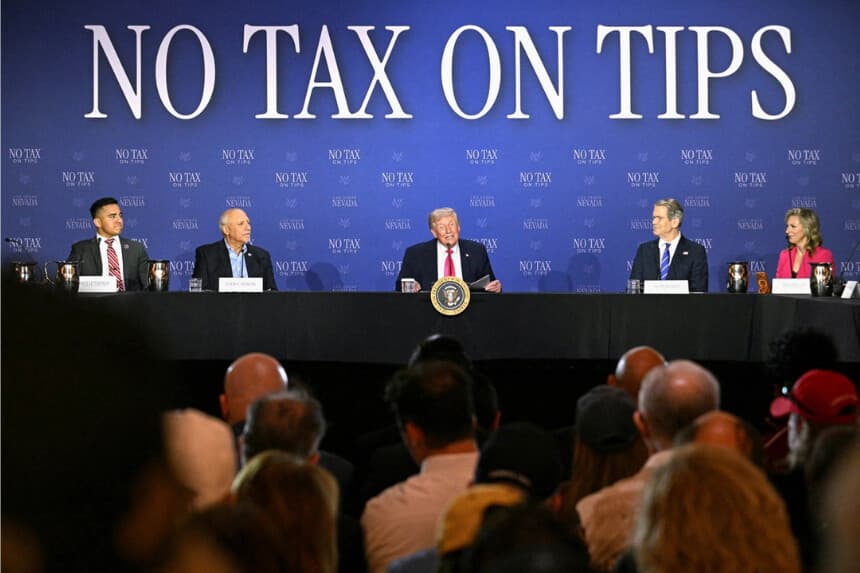 El presidente Donald Trump pronuncia un discurso, flanqueado por el secretario del Tesoro de EE. UU., Scott Bessent (2.º por la derecha), y el vicegobernador de Nevada, Stavros Anthony (2.º por la izquierda), durante una mesa redonda sobre su política de «no gravar las propinas» en el AC Hotel Las Vegas Symphony Park de Las Vegas, Nevada, el 16 de abril de 2026. (Jim Watson/AFP vía Getty Images)