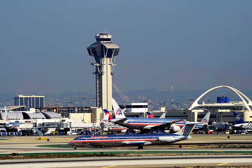 Aviones de pasajeros de American Airlines estacionados en la pista del Aeropuerto Internacional de Los Ángeles el 1 de febrero de 2012 en Los Ángeles, California. (Kevork Djansezian/Getty Images)