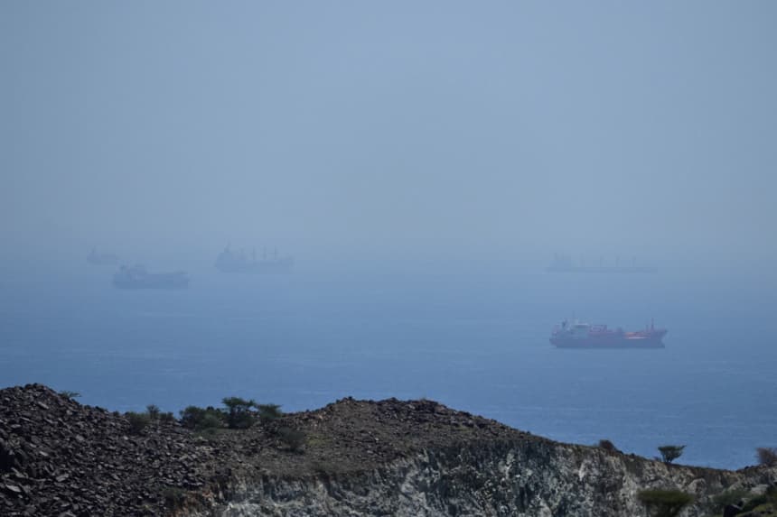 Buques cisterna y graneleros anclados en el estrecho de Ormuz, el 18 de abril de 2026. (Foto AP)