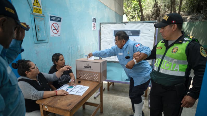 El candidato de la izquierda Sánchez le saca 14,000 votos de ventaja a Aliaga en Perú