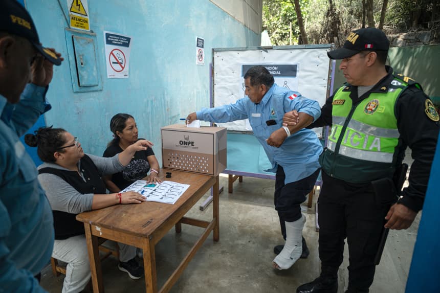 El candidato de la izquierda Sánchez le saca 14,000 votos de ventaja a Aliaga en Perú
