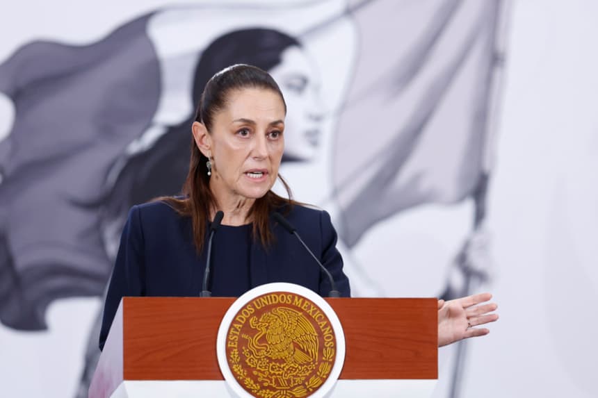 La presidenta de México, Claudia Sheinbaum, habla durante una rueda de prensa este lunes en el Palacio Nacional de la Ciudad de México. (EFE/Sáshenka Gutiérrez)