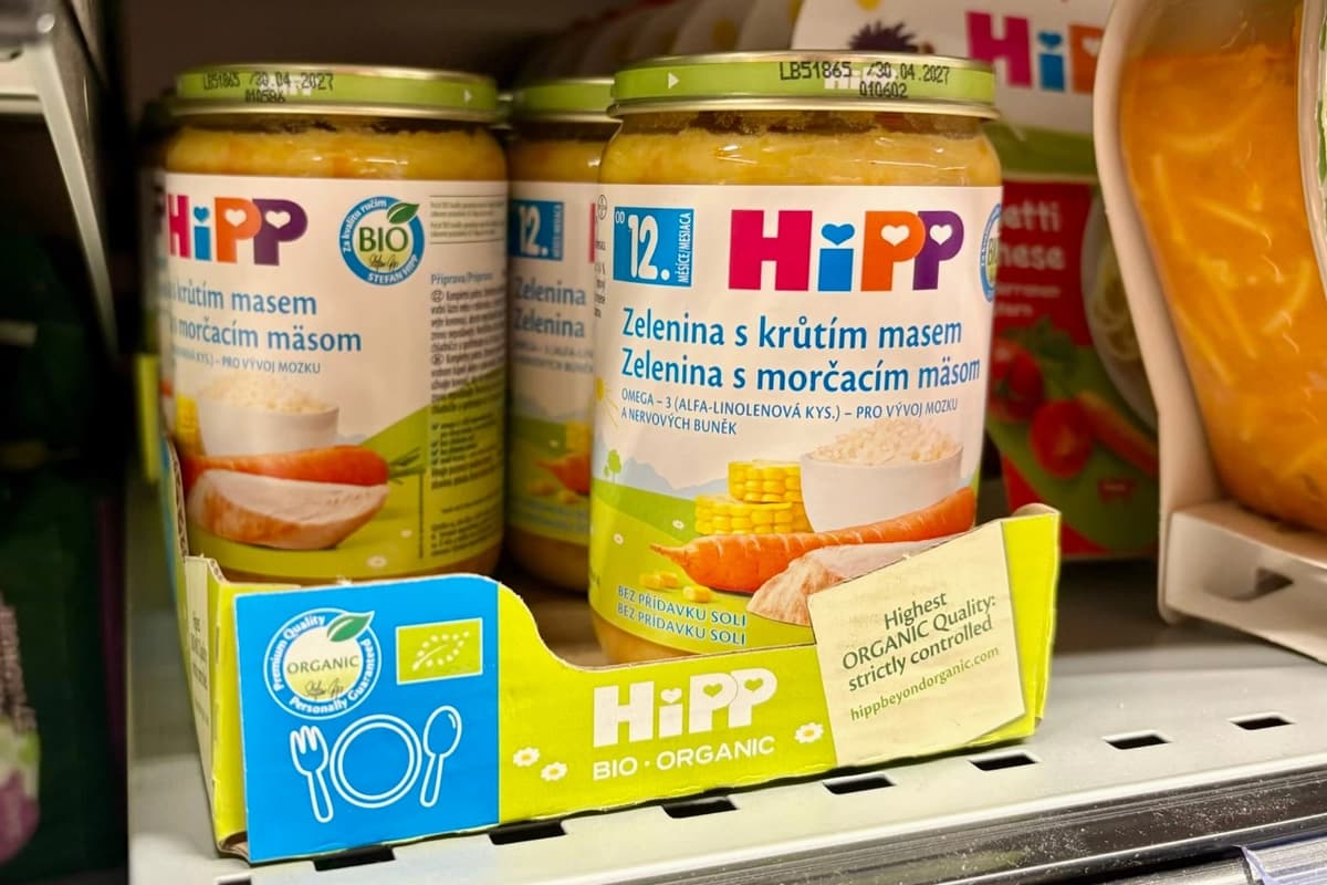Vista de la comida para bebés HiPP en un estante, en Ceske Budejovice, República Checa, el 19 de abril de 2026. (Stanislav Hodina/AP Photo).