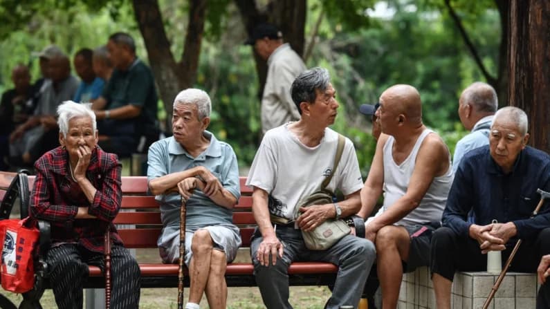 China refuerza vigilancia de funcionarios jubilados y amplía controles políticos