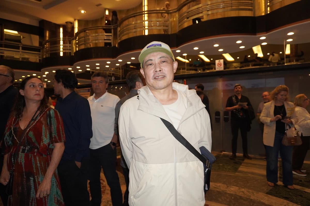 El Sr. Sun, un inmigrante procedente de China, asiste a la función de Shen Yun Performing Arts en el Teatro Ópera de Buenos Aires, Argentina, el 17 de abril de 2026. (Sally Sun/The Epoch Times)