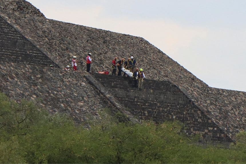Peritos forenses y personal de la policía trabajan en la zona donde se registró un ataque con arma de fuego este lunes, en la zona arqueológica de Teotihuacán, México. (EFE/Madla Hartz)