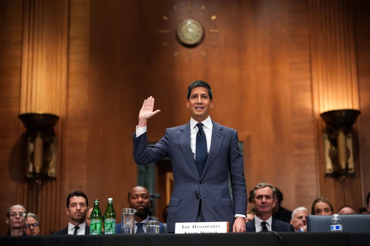 Kevin Warsh, nominado por el presidente Donald Trump para presidir la Reserva Federal, presta juramento para testificar durante su audiencia de confirmación ante el Comité de Banca, Vivienda y Asuntos Urbanos del Senado en el Edificio de Oficinas del Senado Dirksen en Washington el 21 de abril de 2026. (Andrew Harnik/Getty Images).