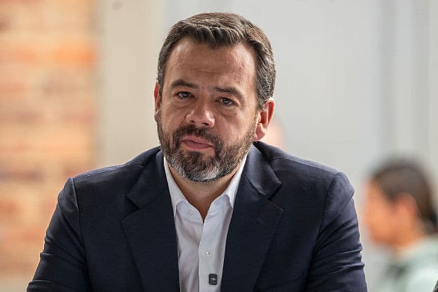 El alcalde de Bogotá, Carlos Fernando Galán, observa durante un acto relacionado con la rehabilitación del Hospital San Juan de Dios, el 27 de enero de 2026 en Bogotá, Colombia. (Diego Cuevas/Getty Images)