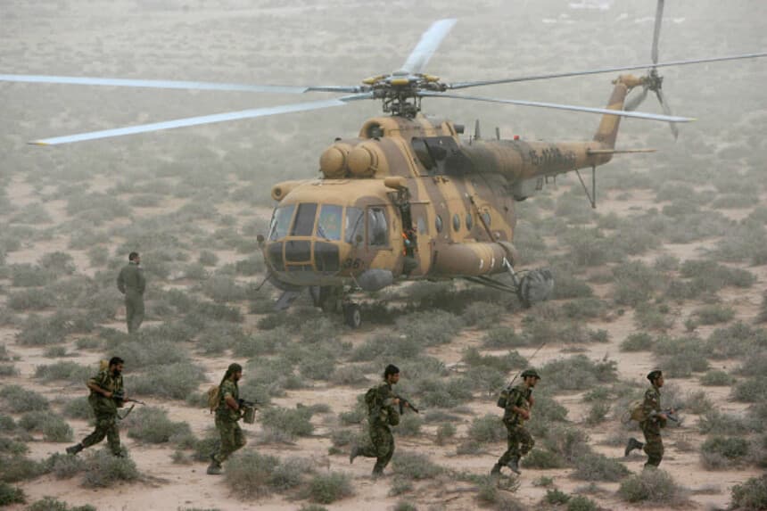 Las fuerzas especiales de la Guardia Revolucionaria iraní participan en maniobras militares en un lugar no revelado cerca del Golfo, el 3 de abril de 2006. Las maniobras militares, de una semana de duración, coinciden con una fase crítica en la disputa sobre las ambiciones nucleares de Irán, que según Estados Unidos sirven de tapadera para un programa de armamento. (FARS NEWS/AFP via Getty Images).