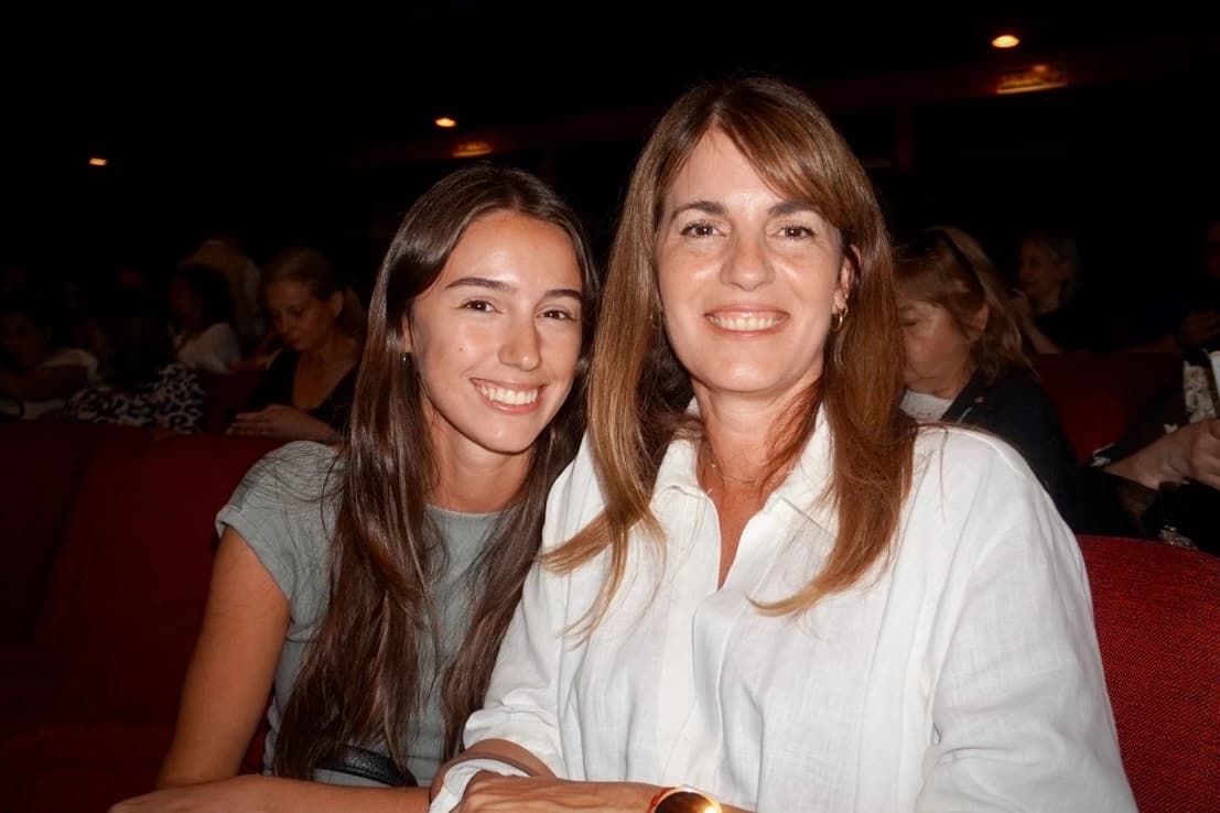 Pilar Judais, abogada del gobierno municipal de San Isidro, y su hija, la arquitecta Pilar Giudice, asisten al espectáculo de Shen Yun en el Teatro de la Ópera de Buenos Aires, Argentina, el 19 de abril de 2026