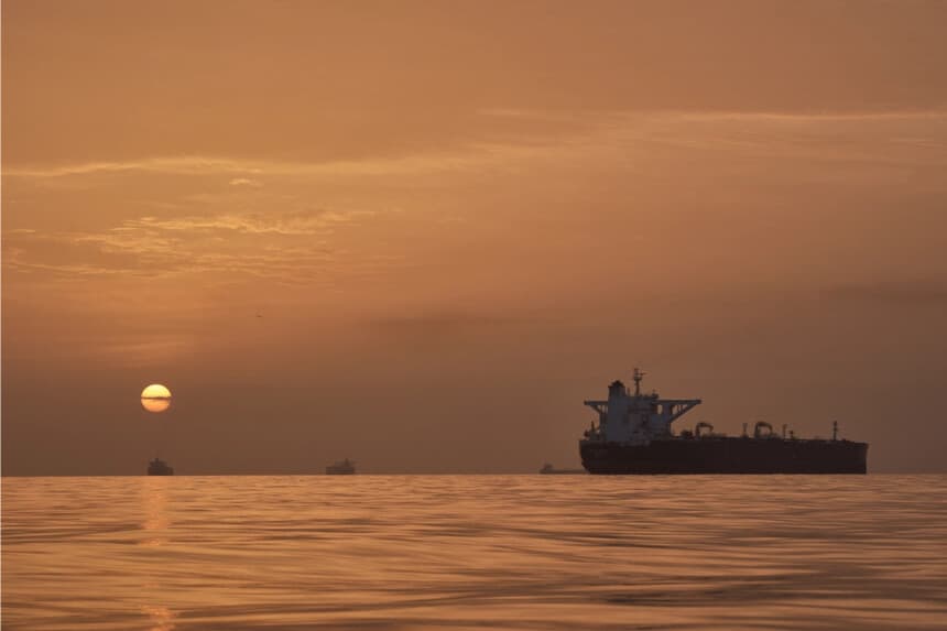 El sol sale detrás de los petroleros anclados en el Estrecho de Ormuz frente a la costa de la isla Qeshm, Irán, el 18 de abril de 2026. (Foto de Asghar Besharati/AP)