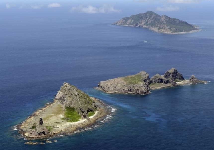 Un grupo de islas en disputa —la isla de Uotsuri (arriba), Minamikojima (abajo) y Kitakojima—, conocidas como Senkaku en Japón y Diaoyu en China, en el mar de China Oriental, en septiembre de 2012. (Kyodo/Reuters)