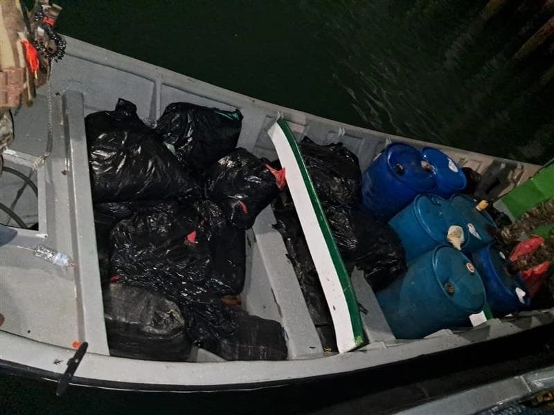 Se incautaron 359 kilogramos (aproximadamente 792 libras) de cocaína y 886 libras de marihuana en una lancha rápida durante una operación internacional conjunta. (Cortesía del Grupo de Trabajo Interinstitucional Conjunto (X))
