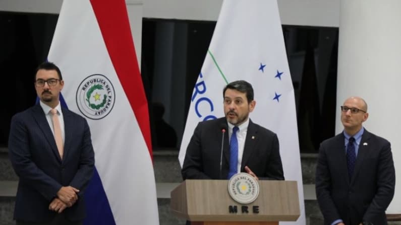 Paraguay recibe a 16 migrantes desde EE. UU. tras acuerdo para su retorno a sus países