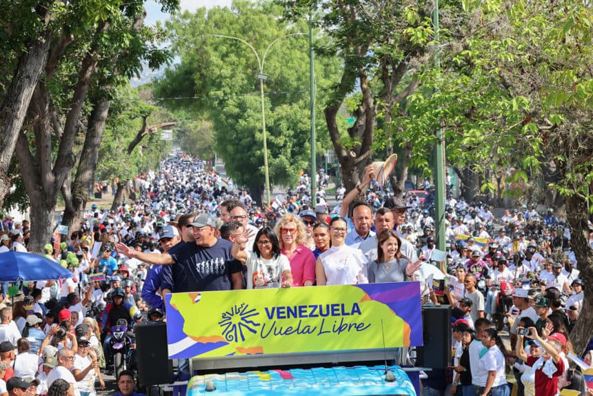 Fotografía difundida por el Palacio de Miraflores de la presidenta encargada de Venezuela, Delcy Rodríguez (c), durante la peregrinación de trece días que convocó para exigir el fin de las sanciones de Estados Unidos, este jueves en el estado Lara, Venezuela. (EFE/ Palacio de Miraflores)