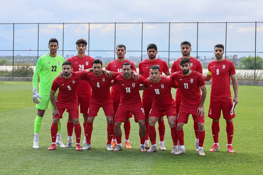 Los jugadores de la selección nacional de fútbol de Irán posan en el campo antes de un partido amistoso entre Irán y Costa Rica, celebrado en Antalya, al sur de Turquía, el 31 de marzo de 2026. (Adem ALTAN / AFP vía Getty Images)