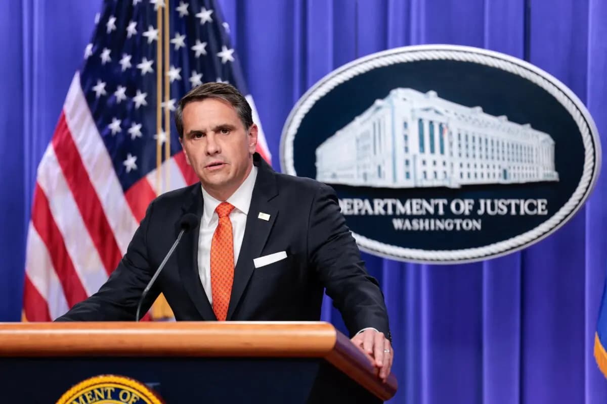 El fiscal general en funciones, Todd Blanche, interviene durante una rueda de prensa en la sede del Departamento de Justicia en Washington el 7 de abril de 2026. (Kent Nishimura/AFP vía Getty Images).