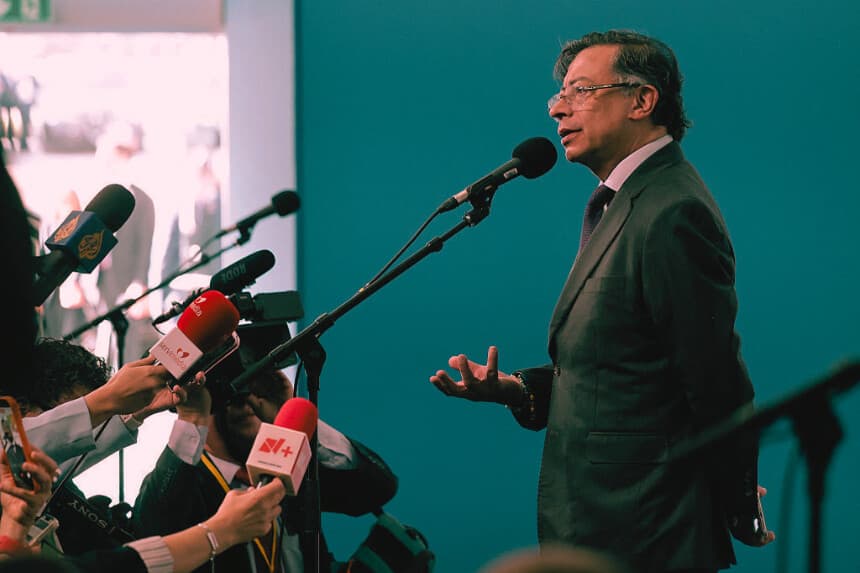 Petro ordena a embajadora en Ecuador regresar de inmediato a Colombia