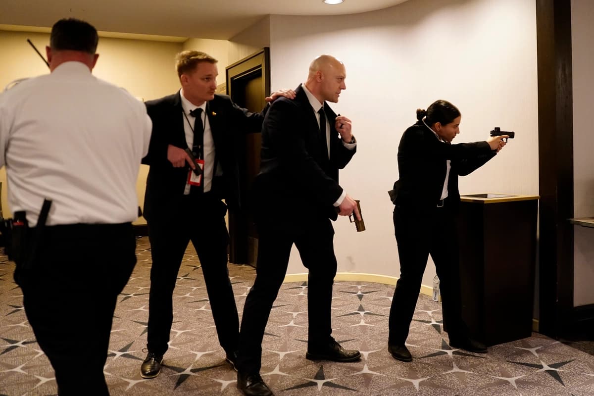 Agentes federales desenfundan sus armas tras un incidente ocurrido durante la cena anual de la Asociación de Corresponsales de la Casa Blanca el 25 de abril de 2026 en Washington, D.C. (Nathan Howard/Getty Images).