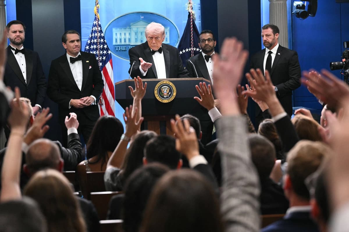 El presidente Donald Trump responde preguntas durante una rueda de prensa en la Casa Blanca poco después de un tiroteo ocurrido en la cena de corresponsales de la Casa Blanca en Washington el 25 de abril de 2026. (Mandel NGAN / AFP vía Getty Images).