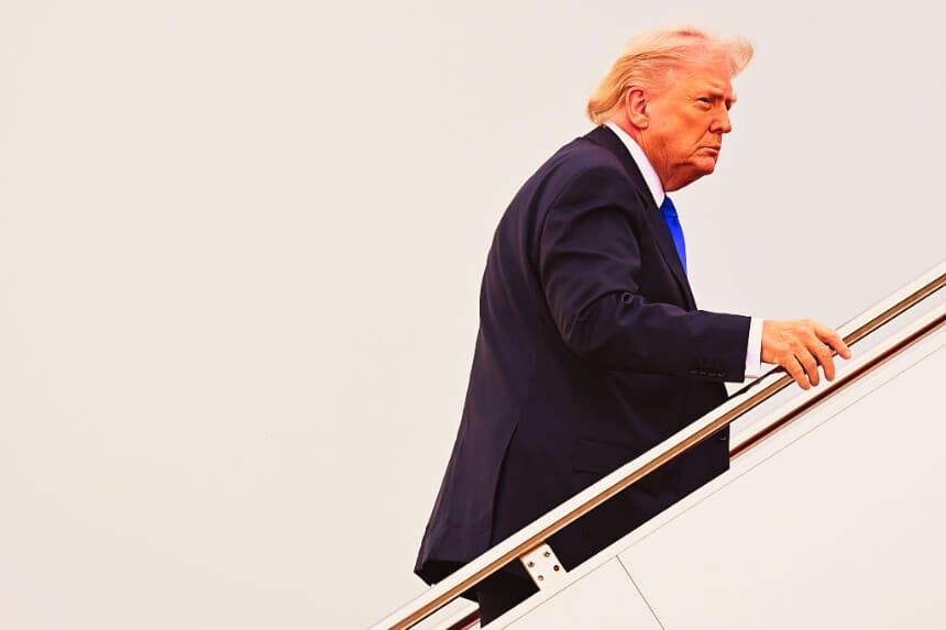 El presidente de EE. UU., Donald Trump, sube al Air Force One en la Base Conjunta Andrews, Maryland, el 24 de abril de 2026. (Roberto Schmidt/Getty Images)