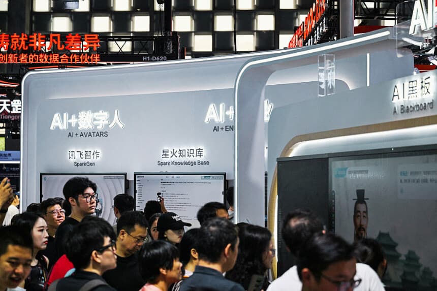 Personas visitan la Conferencia Mundial de Inteligencia Artificial (WAIC) en el Centro de Exposiciones y Convenciones de Shanghái el 28 de julio de 2025. (HECTOR RETAMAL/AFP vía Getty Images)