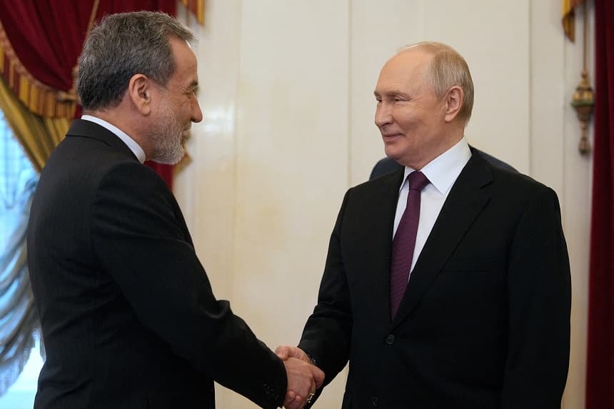El presidente ruso, Vladímir Putin, estrecha la mano del ministro de Asuntos Exteriores iraní, Abbas Araghchi, durante su reunión en la Biblioteca Presidencial Boris Yeltsin de San Petersburgo, el 27 de abril de 2026. (Dmitry LOVETSKY / POOL / AFP vía Getty Images)