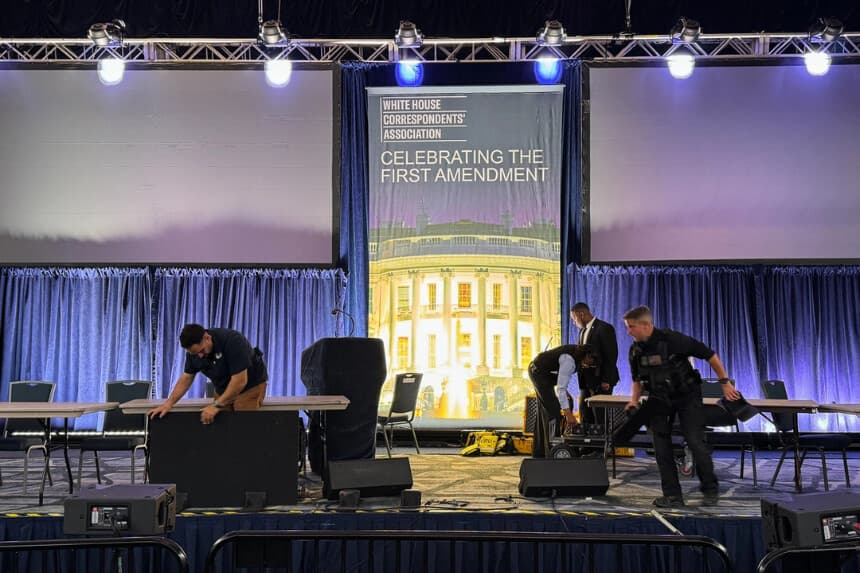 El personal limpia tras un tiroteo ocurrido en la Cena de Corresponsales de la Casa Blanca, celebrada en Washington el 25 de abril de 2026. (Mark Schiefelbein/AP).
