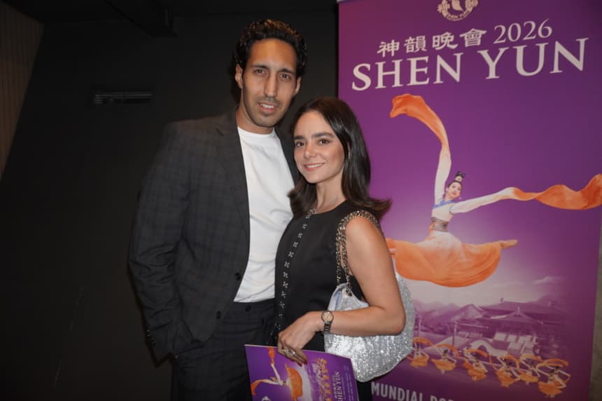La bailarina de ballet clásico, Carla Eugenia Treviño y su acompañante, durante su asistencia a la útima función de Shen Yun el 26 de abril en Monterrey, Nuevo Léon. (Lily Yu/ The Epoch Times)