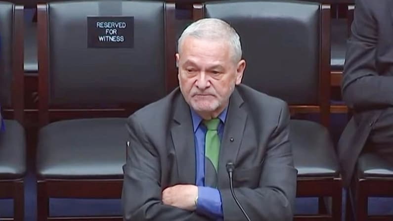 Acusan a excolaborador de Fauci de conspirar para destruir documentos