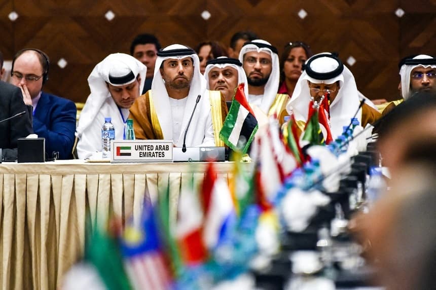 El ministro de Energía de los Emiratos Árabes Unidos, Suhail bin Mohamed al-Mazroui (C), asiste a una reunión informal entre miembros de la Organización de Países Exportadores de Petróleo (OPEP) en Argel, Argelia, el 28 de septiembre de 2016. (Ryad Kramdi/AFP vía Getty Images)