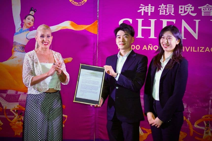 La regidora Miriam Maricela Barrientos Cavazos entrega una proclamación a Shen Yun Performing Arts en el Escenario GNP Seguros de Monterrey, México, el 24 de abril de 2026. (NTD)