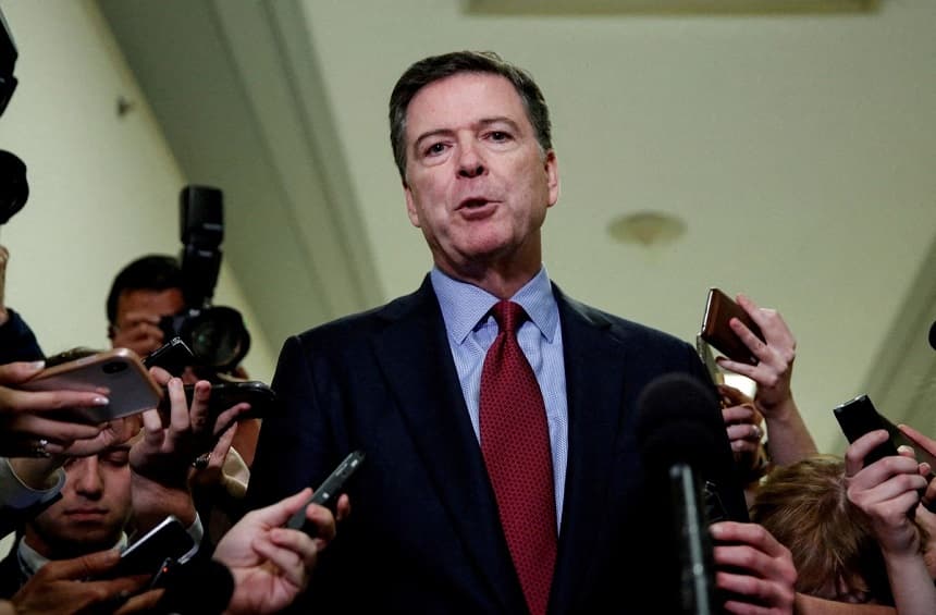 El exdirector del FBI James Comey habla con los medios de comunicación tras prestar declaración a puerta cerrada ante las comisiones de Justicia y de Gobierno y Supervisión de la Cámara de Representantes en el Capitolio, en Washington, el 7 de diciembre de 2018. (Joshua Roberts/Reuters)