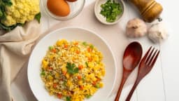 Plato de arroz "frito" de coliflor, saludable y antiinflamatorio, ideal para desintoxicarse