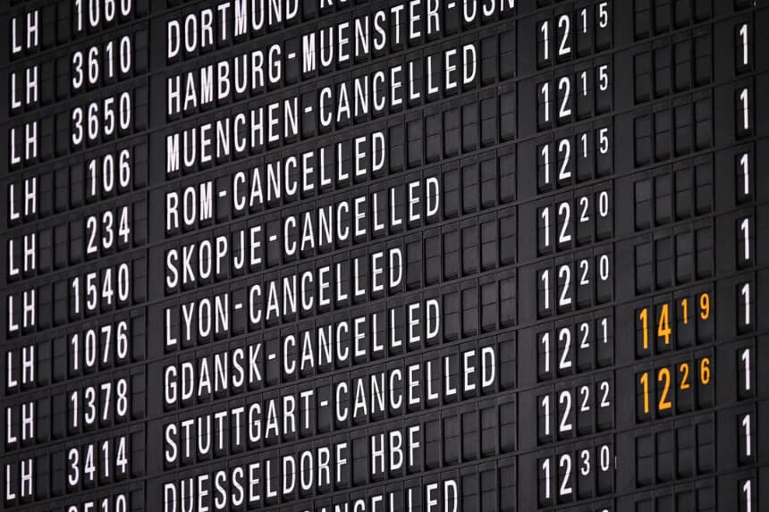 Una pantalla de información de vuelos muestra los vuelos cancelados en el aeropuerto de Fráncfort, Alemania, el 15 de abril de 2026. (Kirill Kudryavtsev/AFP vía Getty Images).