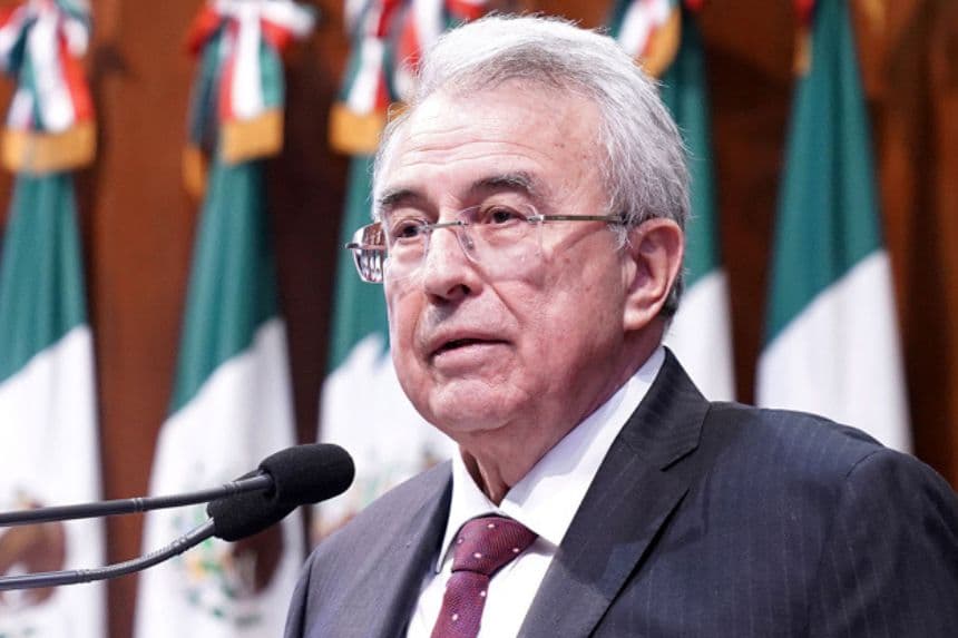 Fotografía de archivo que muestra al gobernador de Sinaloa, Rubén Rocha Moya, mientras participa en un acto protocolario en la ciudad Culiacán, en Sinaloa. (EFE/ Juan Carlos Cruz)