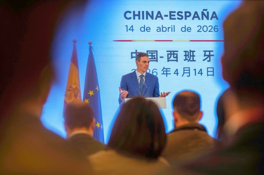 El presidente del gobierno español, Pedro Sánchez, habla en una rueda de prensa tras su reunión con el presidente chino, Xi Jinping, el 14 de abril de 2026 en Beijing, China. (Kevin Frayer/Getty Images).