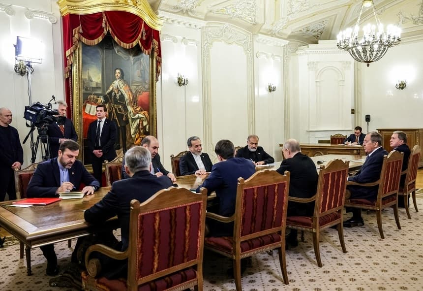 El presidente ruso, Vladímir Putin, y el ministro de Asuntos Exteriores iraní, Abbas Araghchi, mantienen conversaciones en la Biblioteca Presidencial Boris Yeltsin de San Petersburgo, Rusia, el 27 de abril de 2026. (Gavriil Grigorov/Pool/AFP vía Getty Images)