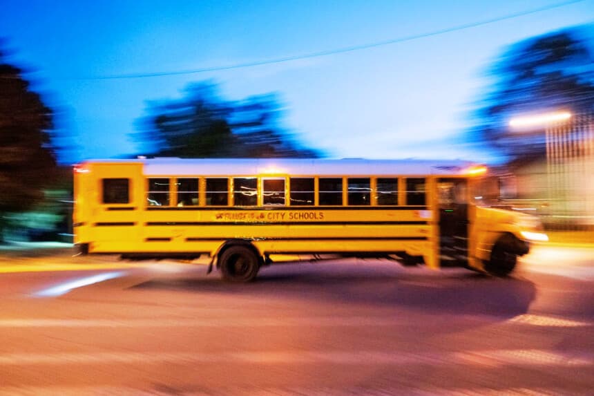 Autobús escolar en su recorrido para recoger a los alumnos en una imagen ilustrativa. (ROBERTO SCHMIDT/AFP vía Getty Images)