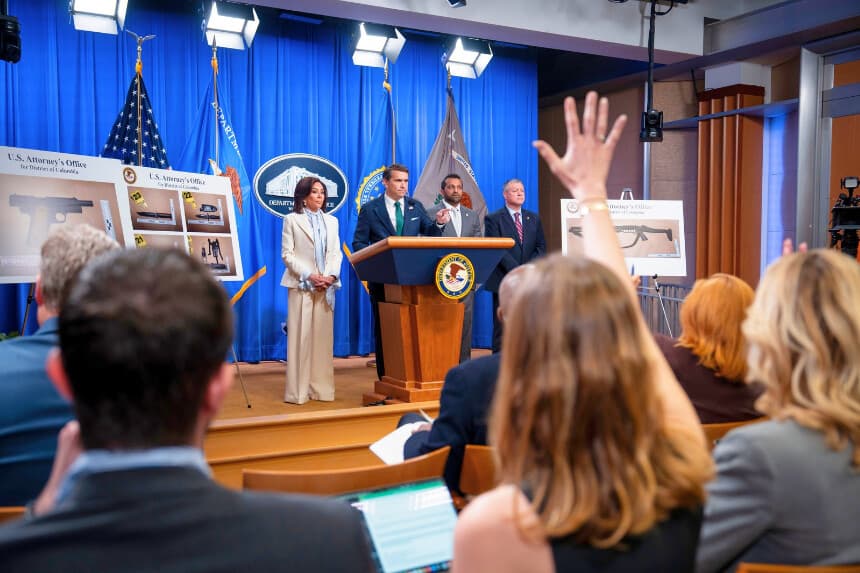 (De izquierda a derecha) La fiscal federal Jeanine Pirro, el fiscal general en funciones Todd Blanche, el director del FBI Kash Patel y el subdirector Darren Cox en una rueda de prensa sobre el tiroteo ocurrido el fin de semana durante la Cena de Corresponsales de la Casa Blanca,
celebrada en el Departamento de Justicia de Washington el 27 de abril de 2026. (Madalina Kilroy/The Epoch Times).