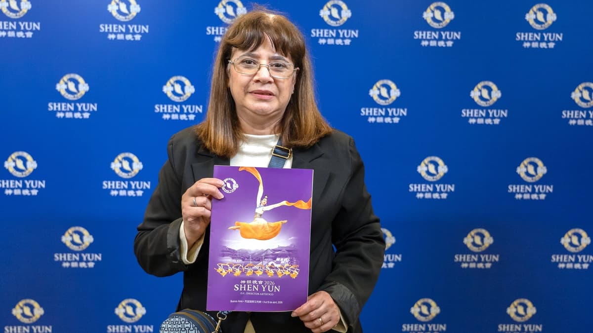 Silvia Bazán, locutora de radio nacional argentina, vio Shen Yun 2026 en el Teatro Ópera de Buenos Aires, Argentina, el 18 de abril de 2026. (NTD)