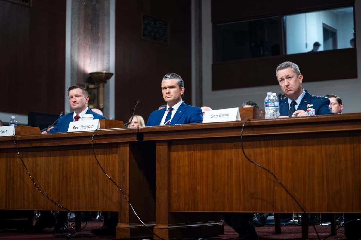 El contralor interino del Pentágono, Jules Hurst (izq.), el secretario de Guerra, Pete Hegseth (centro), y el jefe del Estado Mayor Conjunto, general Dan Caine (der.), testifican en el Capitolio en Washington el 30 de abril de 2026. (Madalina Kilroy/The Epoch Times)