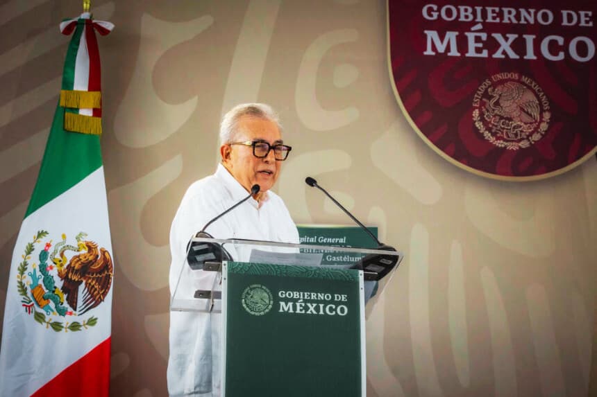 El gobernador mexicano del estado de Sinaloa, Rubén Rocha, pronuncia un discurso durante la inauguración de un hospital público en Culiacán, estado de Sinaloa, México, el 10 de agosto de 2024. (RASHIDE FRIAS/AFP vía Getty Images)