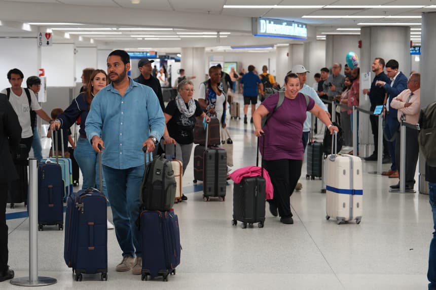 Personas llegan en un vuelo procedente de Caracas, Venezuela este jueves, en el Aeropuerto Internacional de Miami, EE.UU. (EFE/ Alberto Boal)