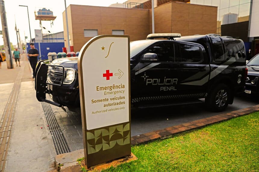 Un vehículo de la Policía Penal está estacionado frente al hospital donde fue ingresado el expresidente de Brasil (2019-2022) Jair Bolsonaro tras sufrir complicaciones de salud en su domicilio, el 16 de septiembre de 2025. (SERGIO LIMA/AFP vía Getty Images)